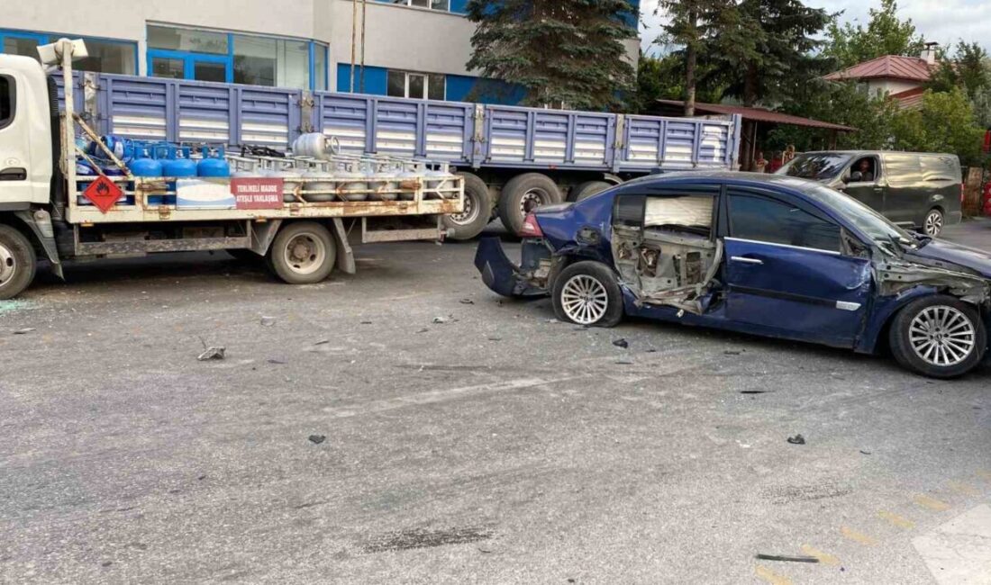 Bolu’da tüp yüklü kamyonun karıştığı 3 araçlı trafik kazası maddi