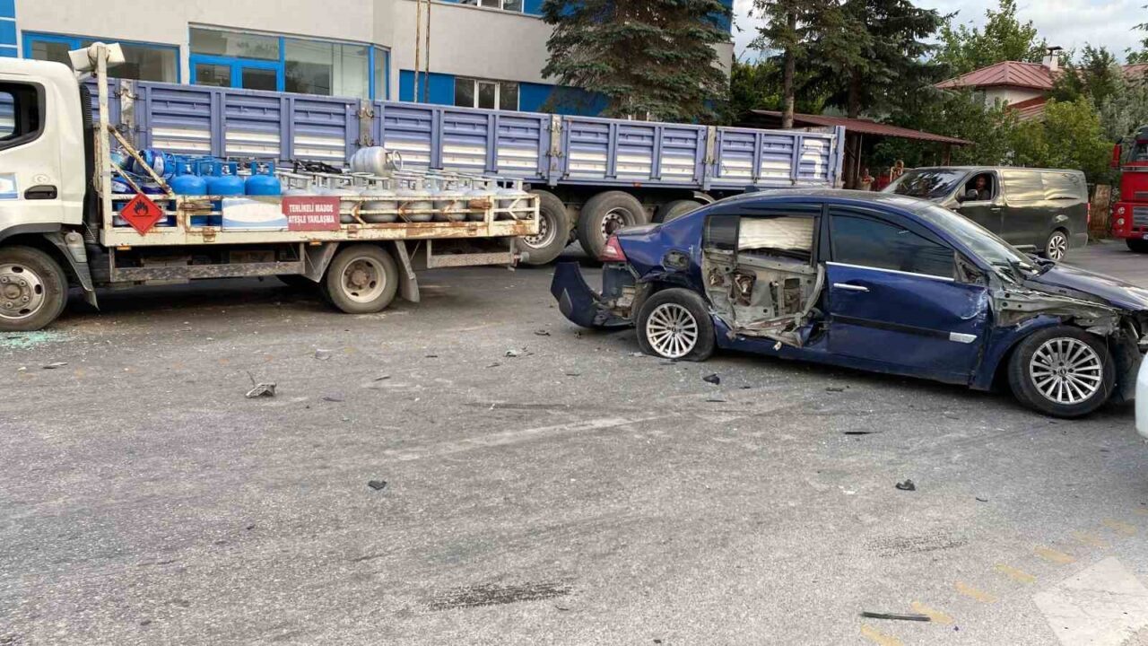 Bolu’da tüp yüklü kamyonun karıştığı 3 araçlı trafik kazası maddi
