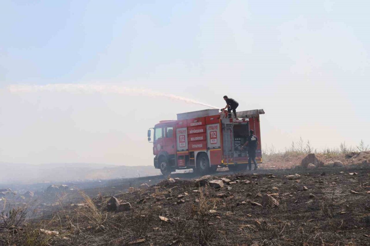 Eskişehir’in Odunpazarı ilçesinde boş bir arazide otların tutuşmasıyla çıkan yangın,
