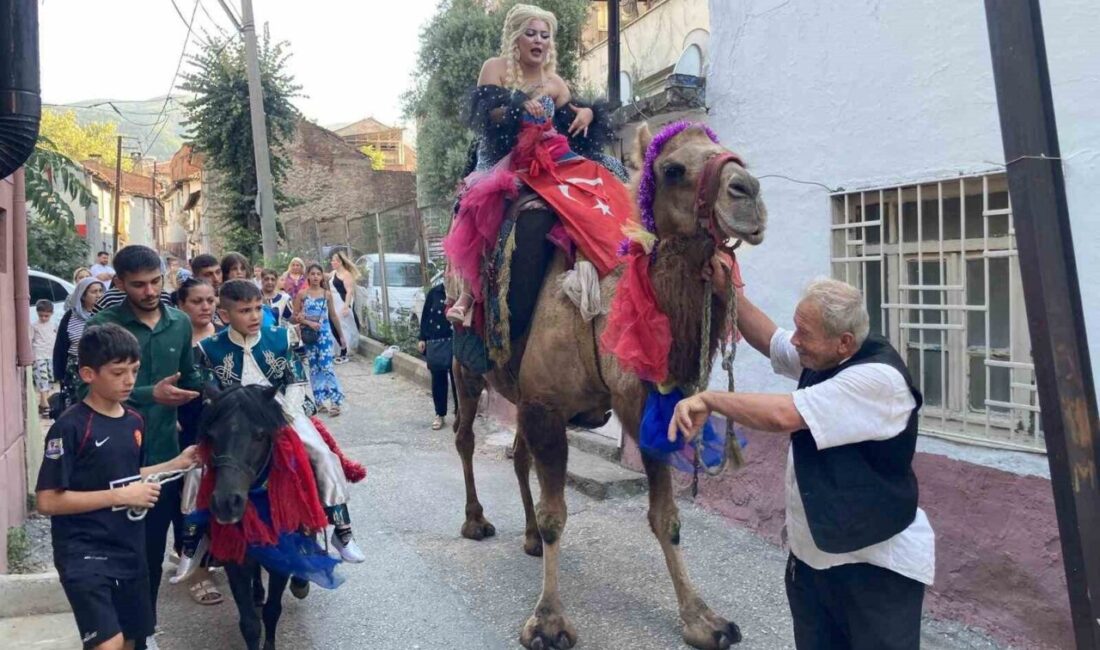 Bursa’da bir sünnet düğününde sünnet çocuğu Midilli cinsi atla mahalle