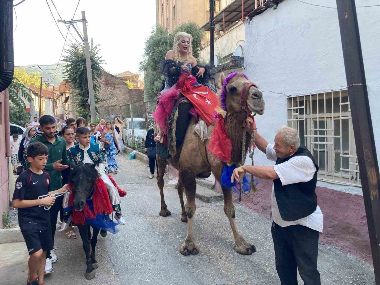 Bursa’da bir sünnet düğününde sünnet çocuğu Midilli cinsi atla mahalle