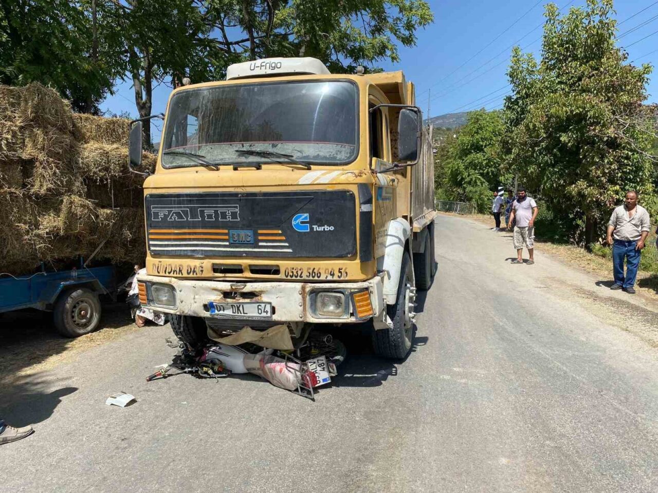 Aydın’ın Bozdoğan ilçesinde motosiklet ve kamyonun çarpışması sonucu meydana gelen