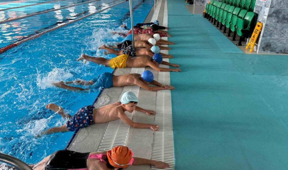 Aydın’ın Bozdoğan ilçesinde faaliyete geçen yarı olimpik yüzme havuzunda eğitim