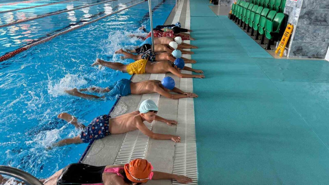 Aydın’ın Bozdoğan ilçesinde faaliyete geçen yarı olimpik yüzme havuzunda eğitim