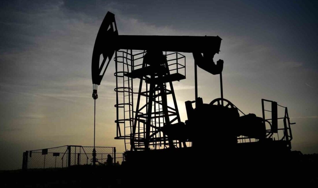 Geçen hafta yüzde 4 gerileyen petrol yeni haftaya düşüşle başladı.