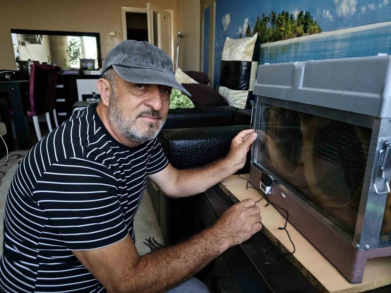 Kayseri’de yaşayan arıcı Şahin Orhan’ın 15. kattaki evine kurduğu arı