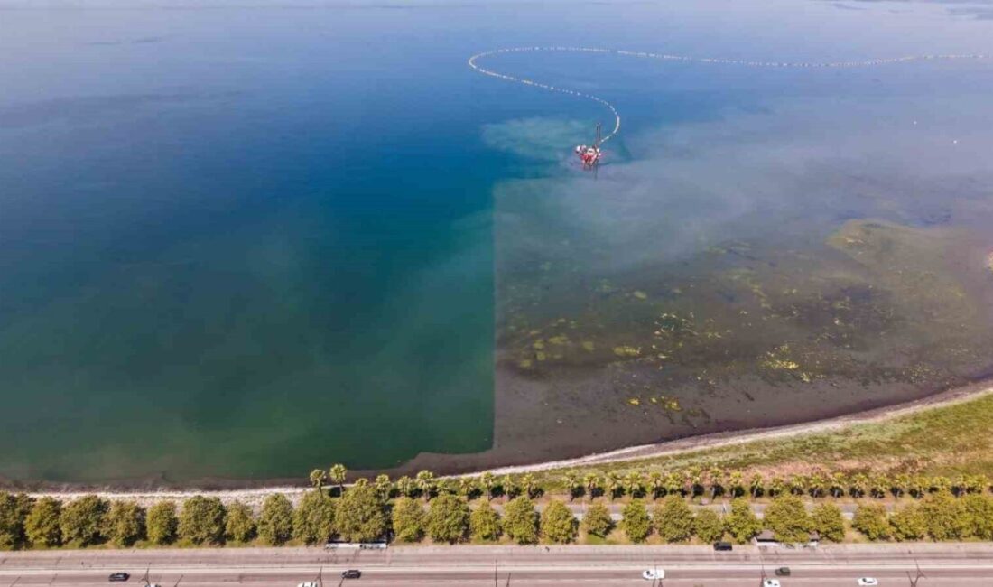 Kocaeli Büyükşehir Belediyesince yürütülen İzmit Körfezi Dip Çamuru Temizliği Projesi