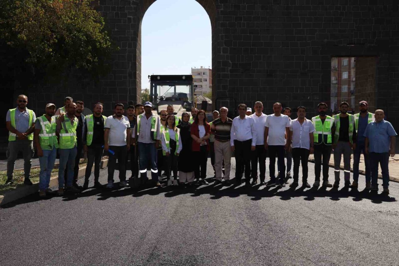 Diyarbakır Büyükşehir Belediyesi Başkanı Serra Bucak, Yenişehir ilçesinde yürütülen asfalt