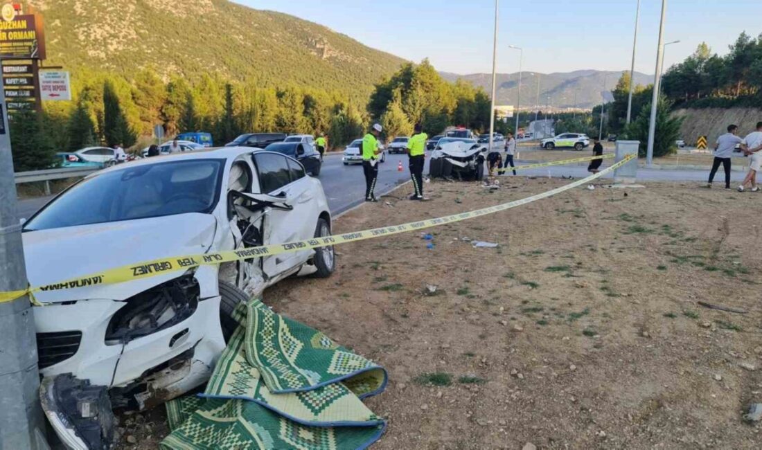 Burdur’un Bucak ilçesi Burdur-Antalya karayolunda iki otomobilin kavşakta çarpışması sonucu