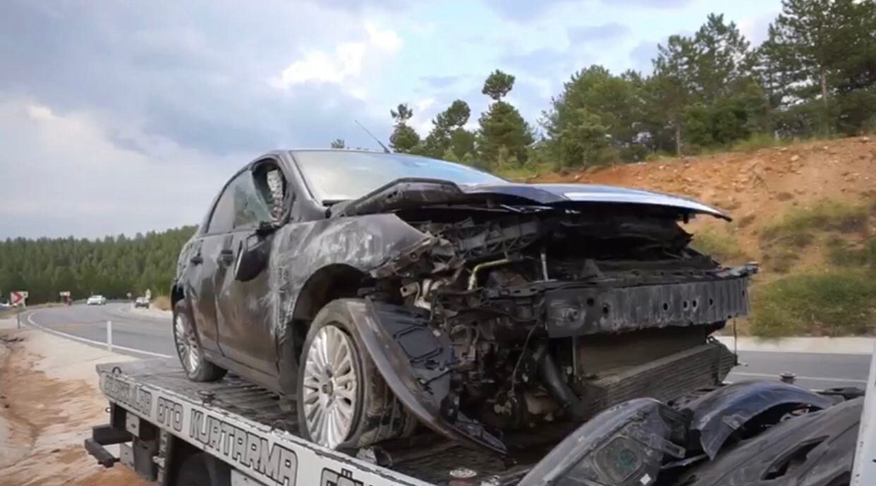 Burdur’un Gölhisar ilçesinde sürücüsünün direksiyon hâkimiyetini kaybetmesi sonucu kontrolden çıkan