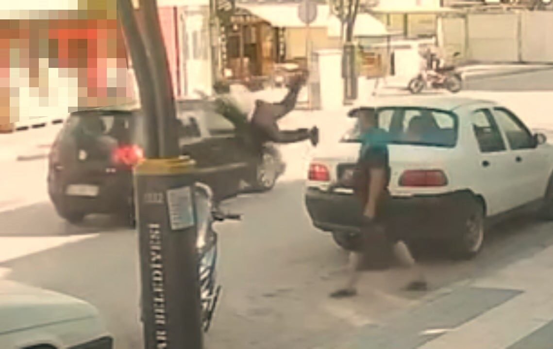 Burdur’un Gölhisar ilçesinde aniden yola atlayan genç, otomobilin çarpması sonucu