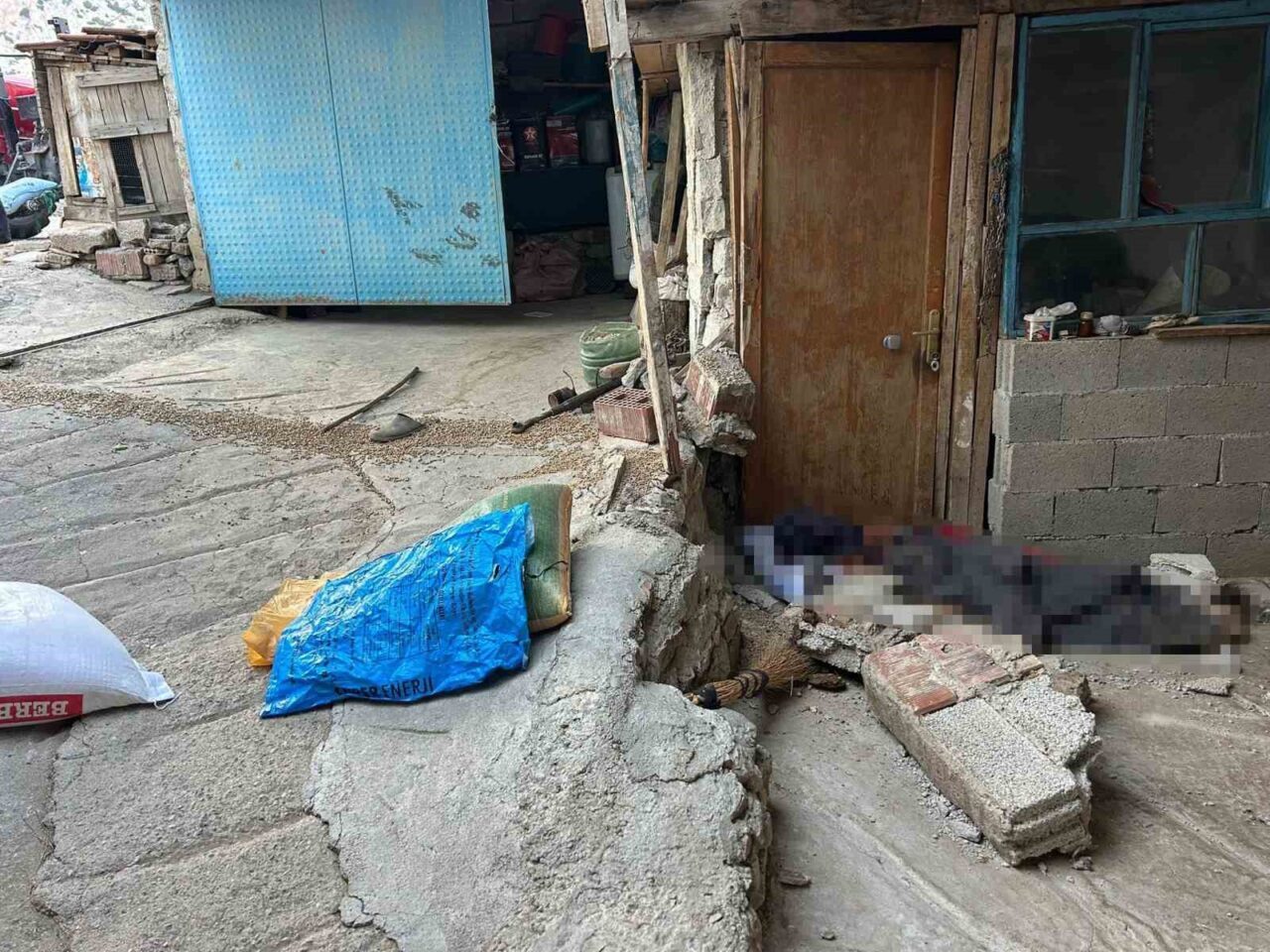 Burdur’un Yeşilova ilçesinde traktörden yem indirildiği esnada freni boşalan traktörün