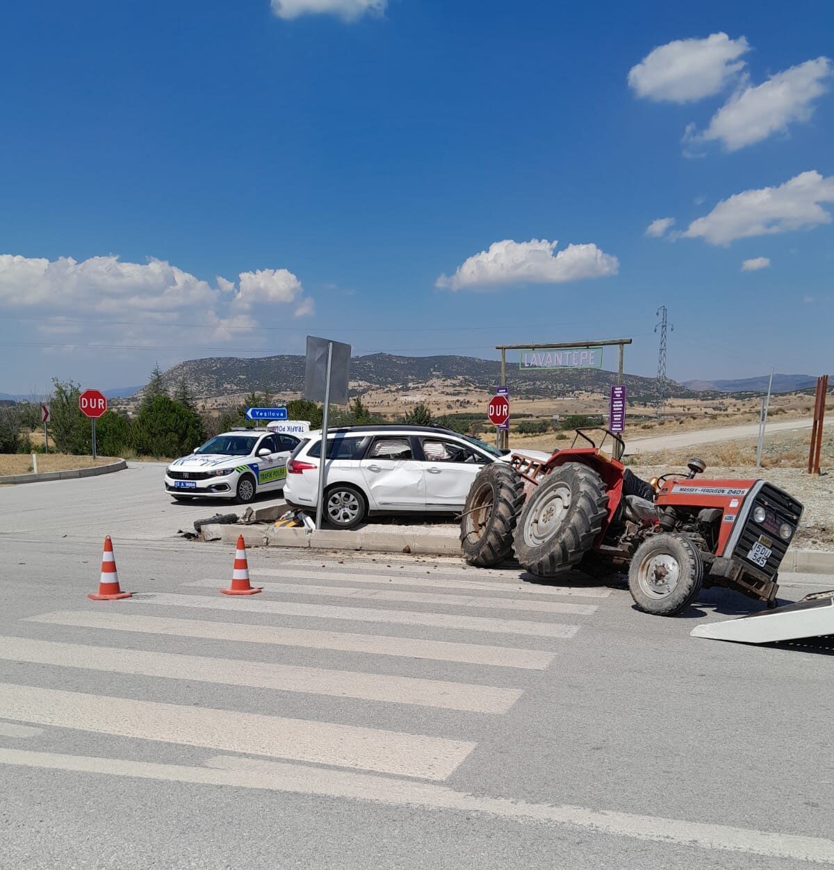 Burdur’un Yeşilova ilçesinde ana yola çıkan traktör ile otomobilin çarpışması
