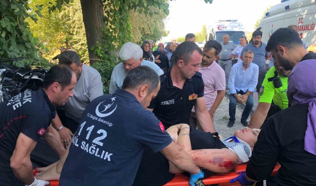 Burdur’un Bucak ilçesinde otomobil ile traktörün çarpışması sonucu meydana gelen