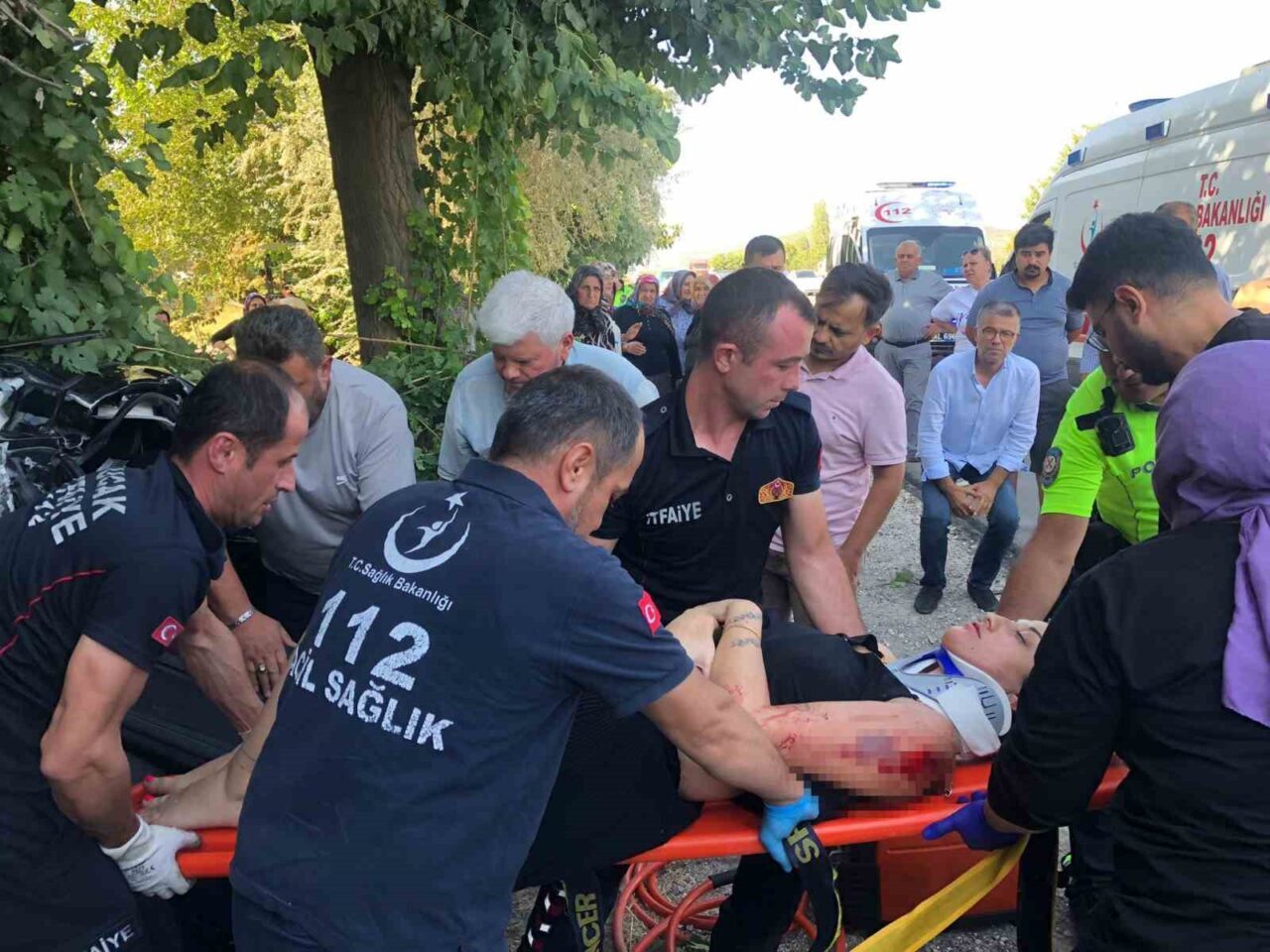 Burdur’un Bucak ilçesinde otomobil ile traktörün çarpışması sonucu meydana gelen