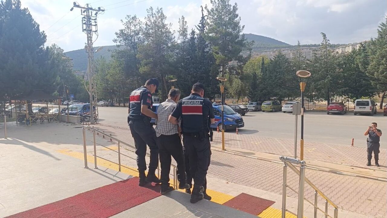 Burdur’un Bucak ilçesinde jandarma ekipleri tarafından düzenlenen uyuşturucu operasyonunda 2