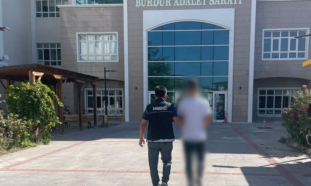 Burdur’da polis ekiplerince düzenlenen narkotik operasyonunda 400 kullanımlık sentetik kannabinoid