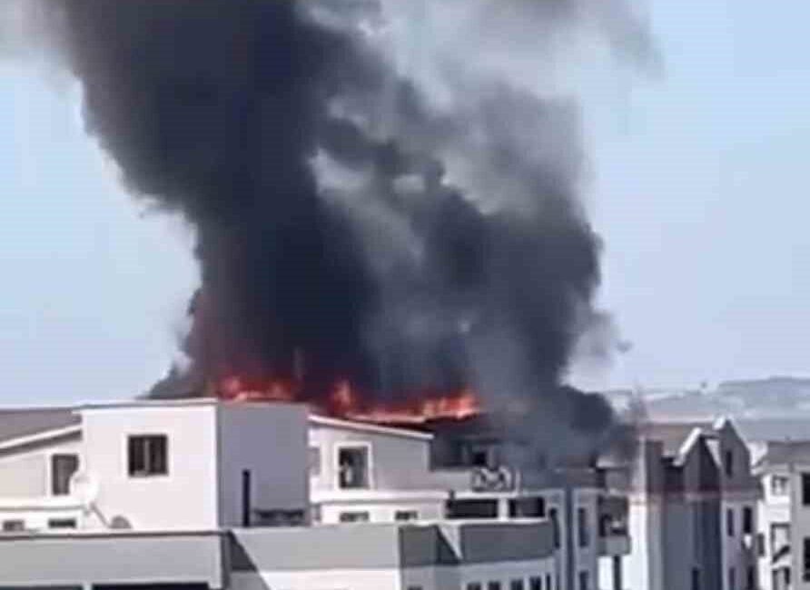 Bursa’da 6 katlı bir apartmanın en üst katında yangın çıktı.