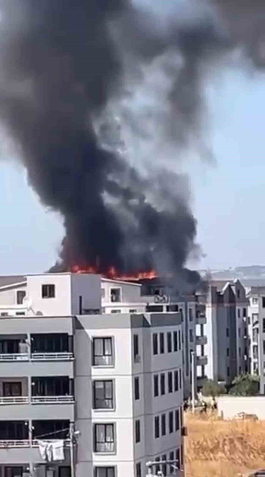 Bursa’da 6 katlı bir apartmanın en üst katında yangın çıktı.