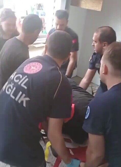 Bursa’nın Osmangazi ilçesinde 2. kattan düşen asansörde mahsur kalan vatandaş,