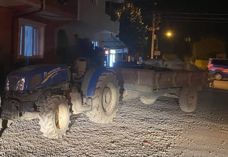 Bursa’nın İnegöl ilçesinde babasının kullandığı traktörün önüne atlayan çocuk, traktörün