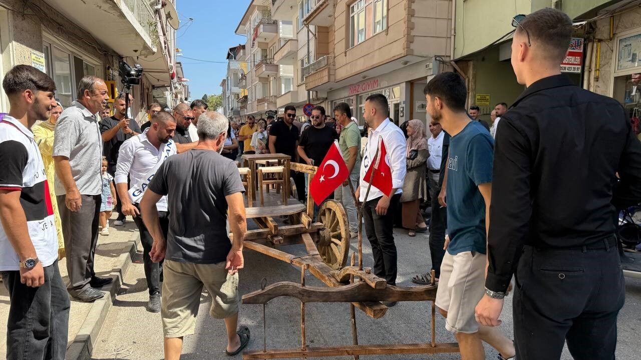 Bursa’nın İznik ilçesinde gerçekleşen bir düğünde renkli anlar yaşandı. Gelin