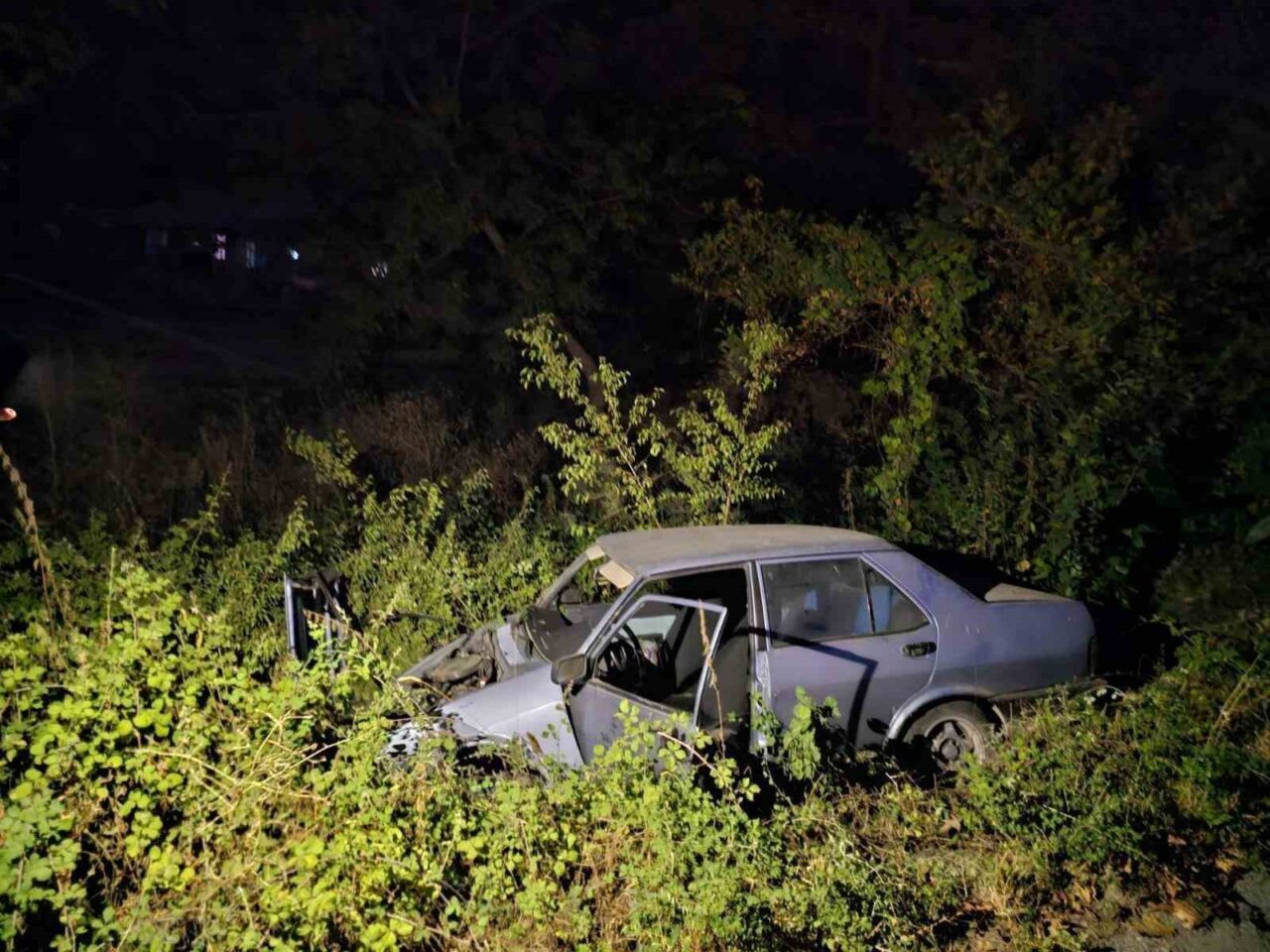 Bursa’nın İnegöl ilçesinde kontrolden çıkan otomobil şarampole uçtu. Kazada 2