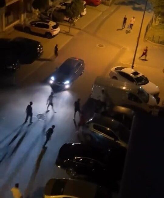 Bursa’da mahallenin gençlerinin tekme tokat bir biriyle kavgası, kameralara yansıdı.