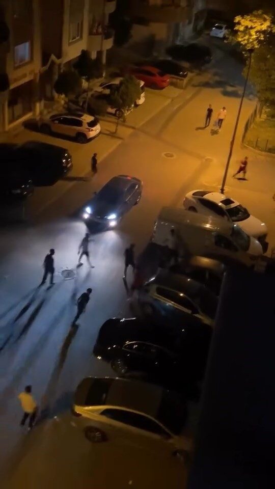 Bursa’da mahallenin gençlerinin tekme tokat bir biriyle kavgası, kameralara yansıdı.