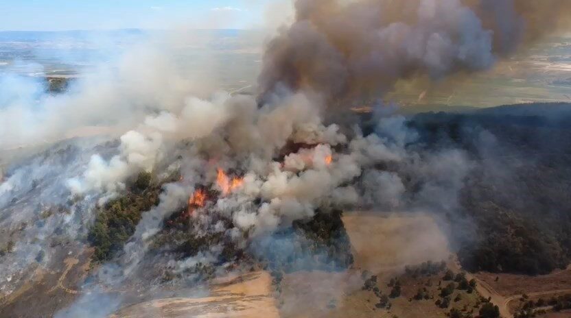 Bursa’nın Yenişehir ilçesi Fethiye Mahallesi’ndeki ormanlık alanda başlayan yangın, havadan