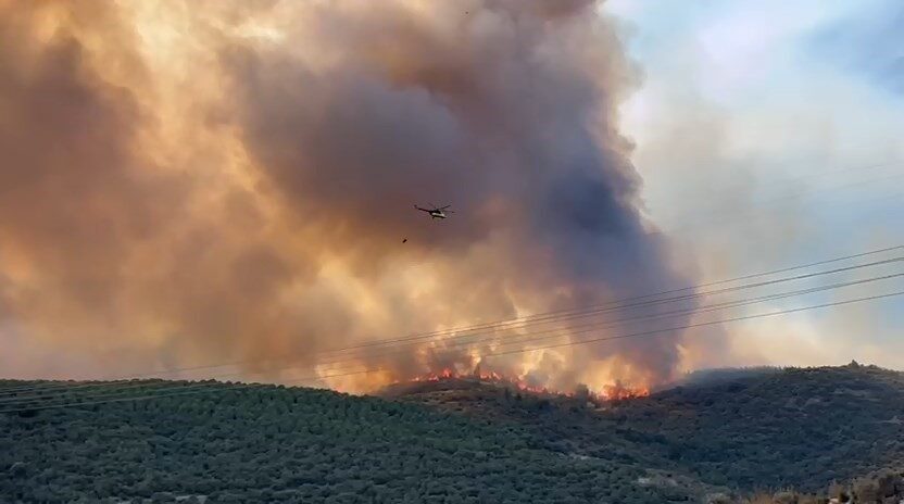 Bursa’nın Yenişehir ilçesindeki ormanlık alandaki yangına, helikopterler havadan, tanker ve