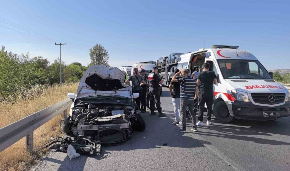 Bursa’nın İnegöl ilçesinde otomobilin traktöre çarptığı kazada 1 kişi yaralandı.
