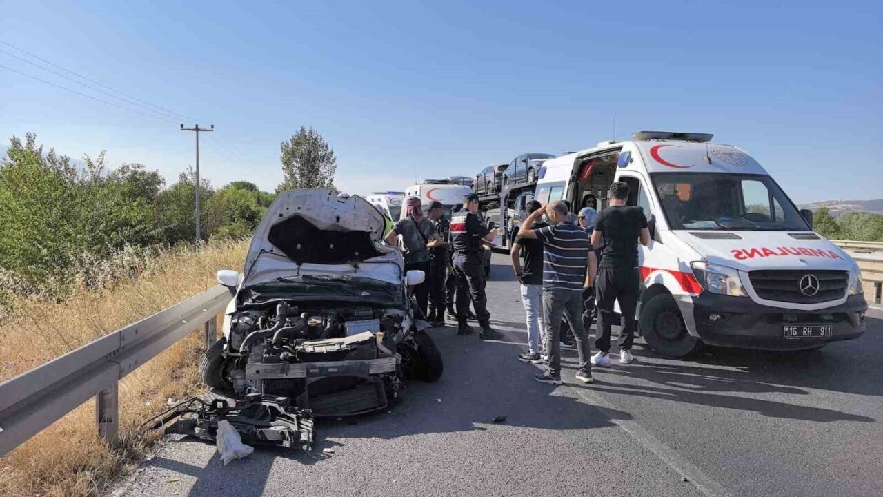 Bursa’nın İnegöl ilçesinde otomobilin traktöre çarptığı kazada 1 kişi yaralandı.