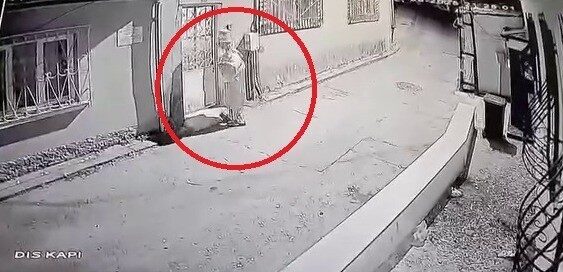 Bursa’da palyaço kıyafeti giymiş ve elinde bıçak taşıdığı iddia edilen