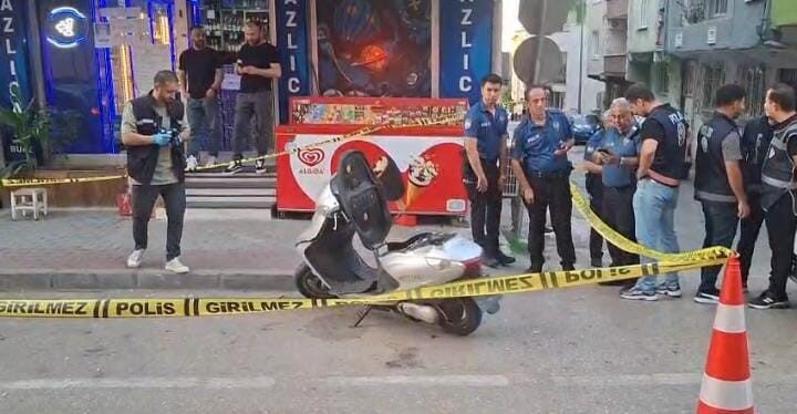 BURSA (İHA) – Bursa’da iki saldırgan, pazardan evine dönen husumetlilerine