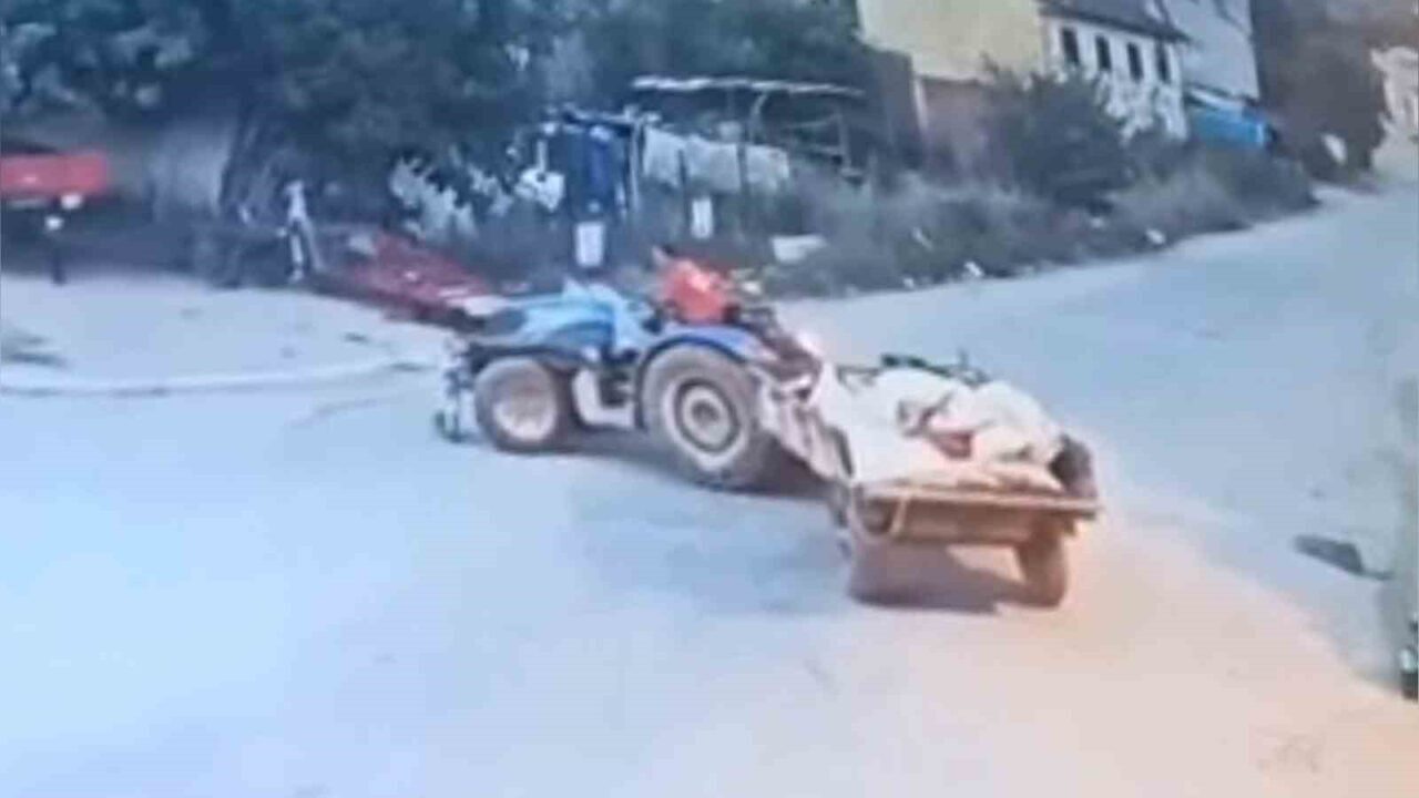 Bursa’nın İnegöl ilçesinde babasının kullandığı traktörün altında kalan 2 yaşındaki