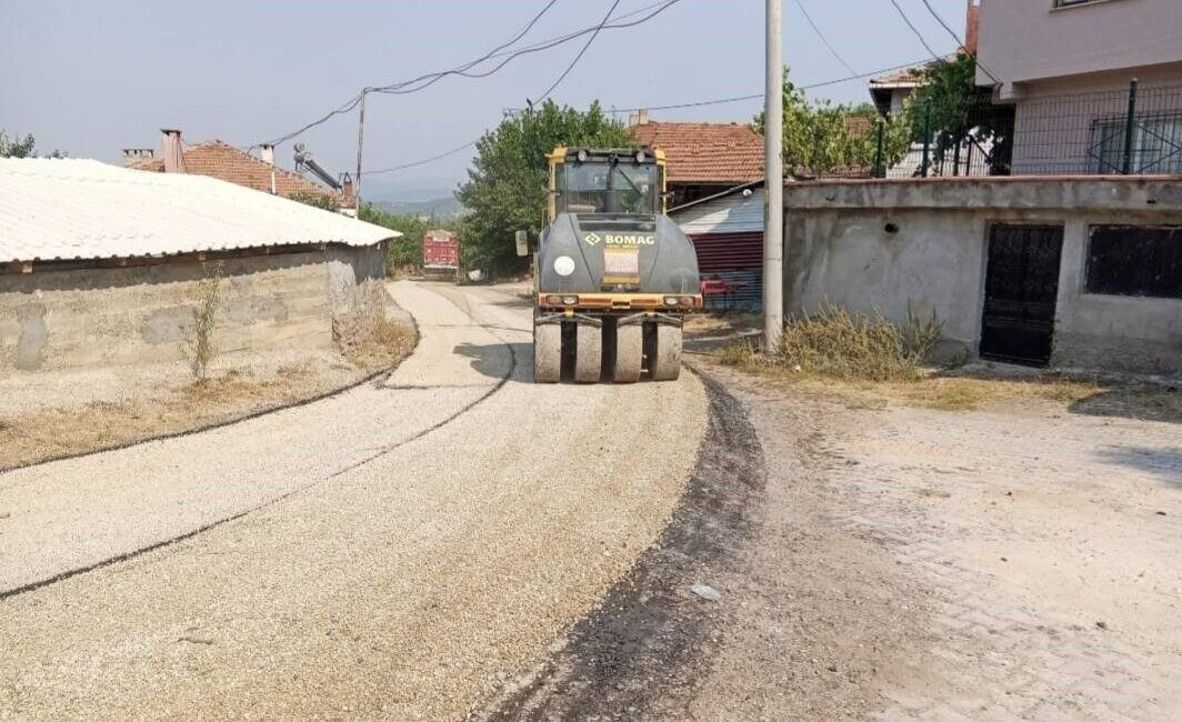 Bursa Büyükşehir Belediyesi, dağ ilçelerinde yolları yenileyerek, ulaşımı konfora kavuşturuyor.