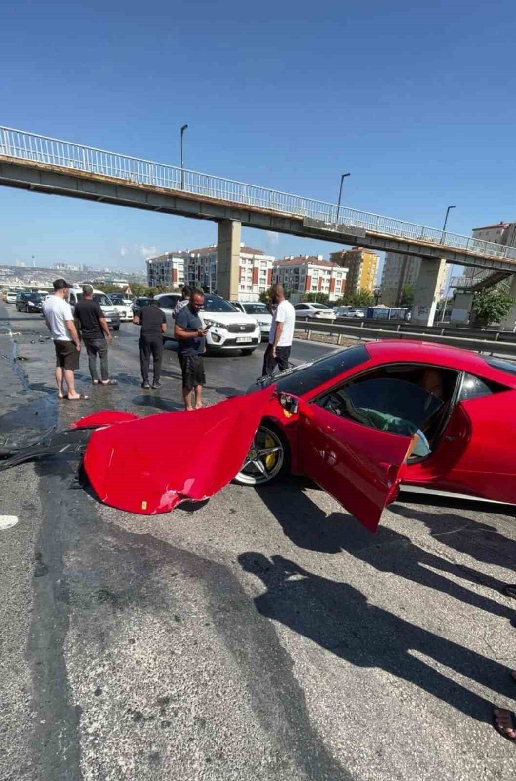 İstanbul Büyükçekmece’de sürücüsünün kontrol hakimiyetini kaybettiği 17 milyon değerindeki Ferrari,