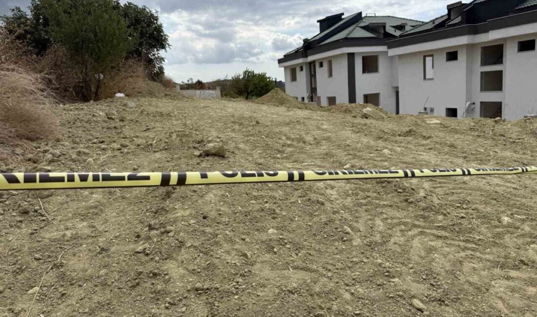 İstanbul Büyükçekmece’de boş bir villanın bahçesine gömülü erkek cesedi bulundu.