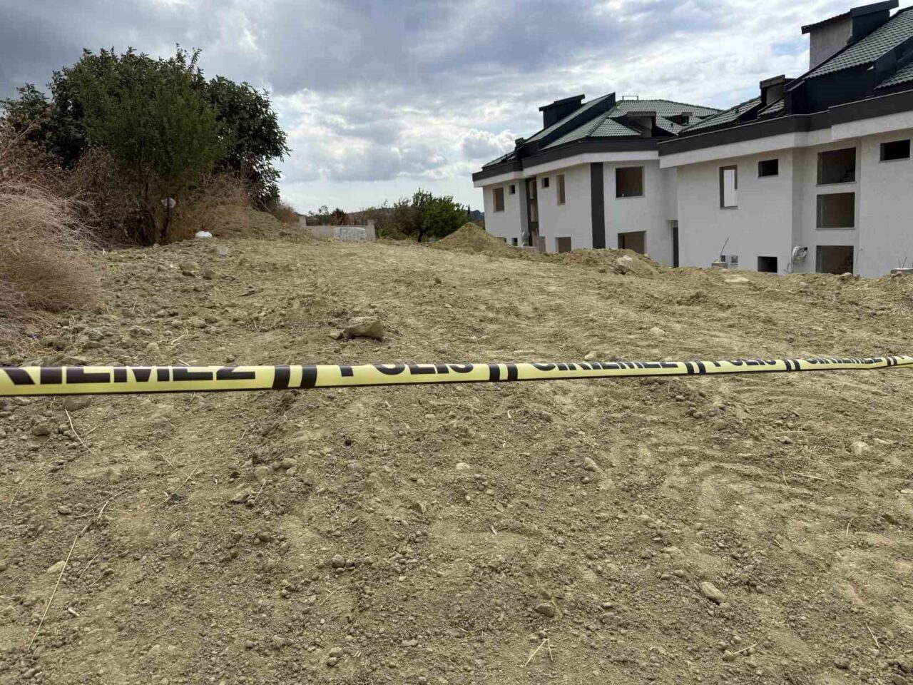 İstanbul Büyükçekmece’de boş bir villanın bahçesine gömülü erkek cesedi bulundu.