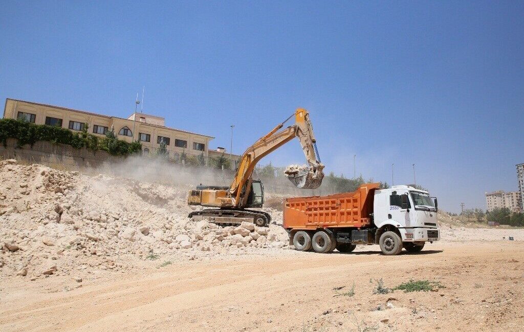 Büyükşehir Belediyesi trafiği rahatlatacak yeni alternatif yol çalışmalarına başladı Mardin Büyükşehir Belediyesi, şehir içi trafiğini rahatlatmak, ulaşımı daha konforlu