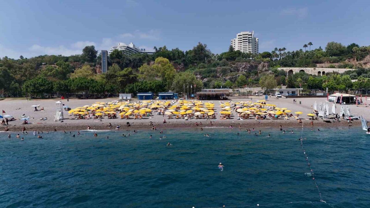 Antalya Büyükşehir Belediyesi’nin dünyaca ünlü Konyaaltı Sahili ve Lara’daki plajları