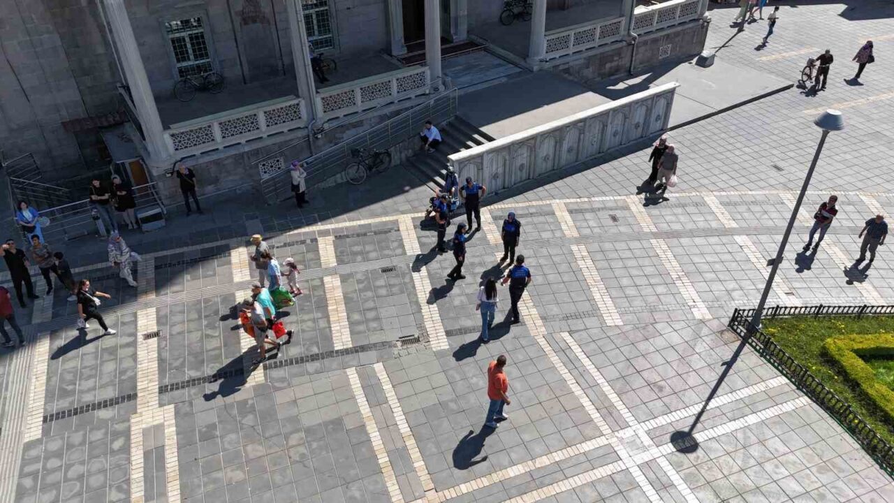 Kayseri Büyükşehir Belediyesi Zabıta Daire Başkanlığı dilencilikle mücadele ekiplerince Cumhuriyet