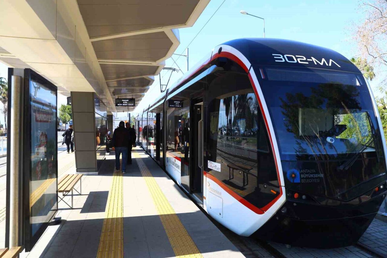 30 Ağustos Zafer Bayramı’nda Antalya Büyükşehir Belediyesi’ne ait resmi plakalı