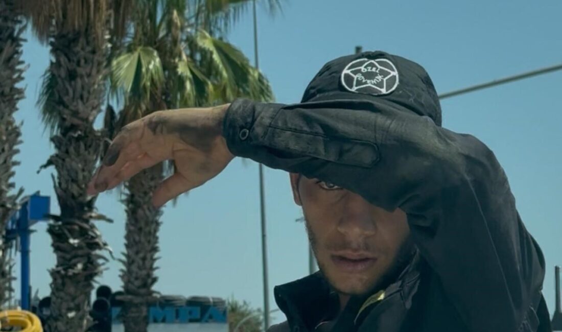 Adana’da cam silen şahıslar trafikte sürücüleri rahatsız etmeye devam ediyor.