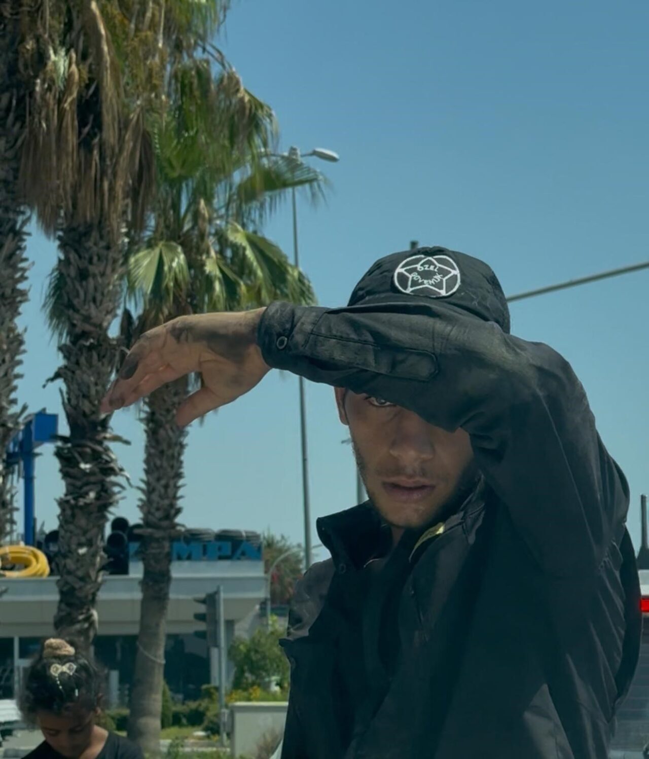 Adana’da cam silen şahıslar trafikte sürücüleri rahatsız etmeye devam ediyor.