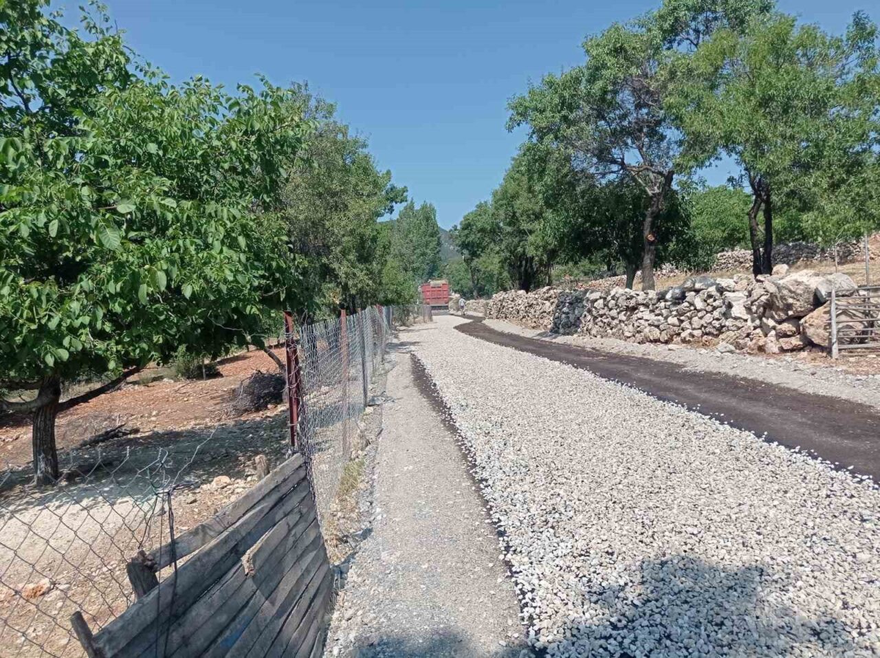 Kendi imkanlarıyla asfaltlama çalışmalarını sürdüren Çameli Belediyesi, altyapı çalışmalarını aralıksız
