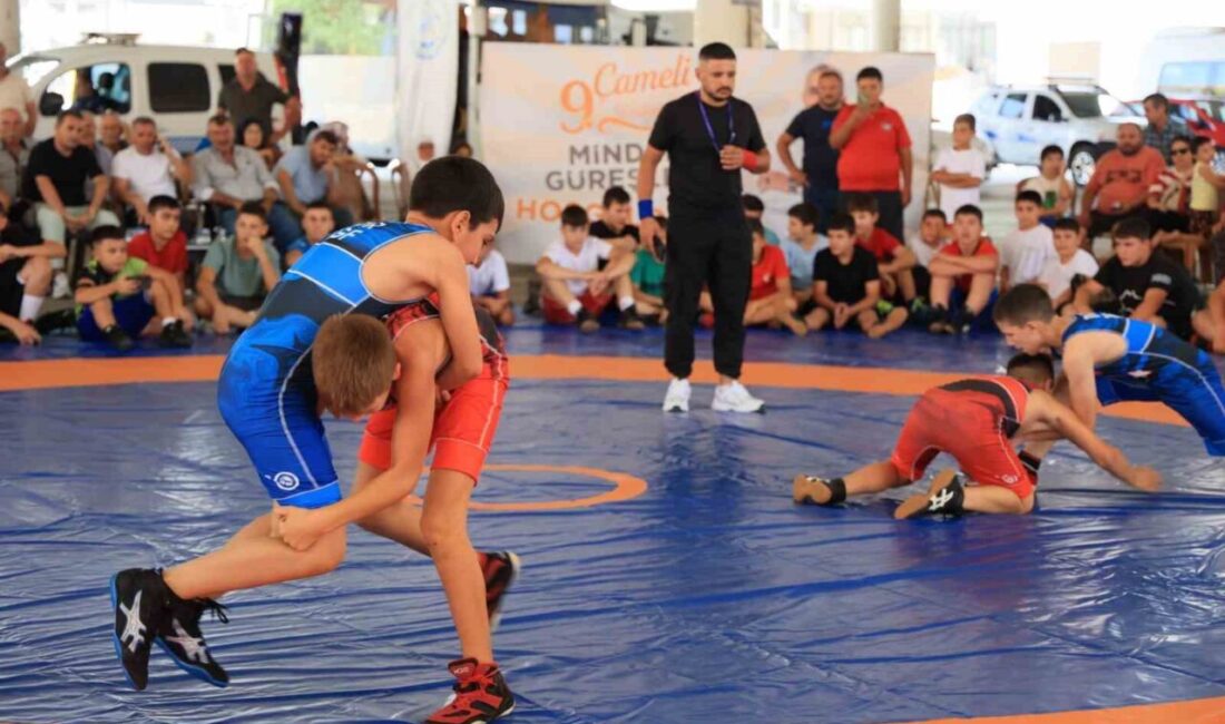 Çameli Kapalı Pazaryeri’nde düzenlenen Minikler Minder Güreşleri etkinliği, dostluk ve