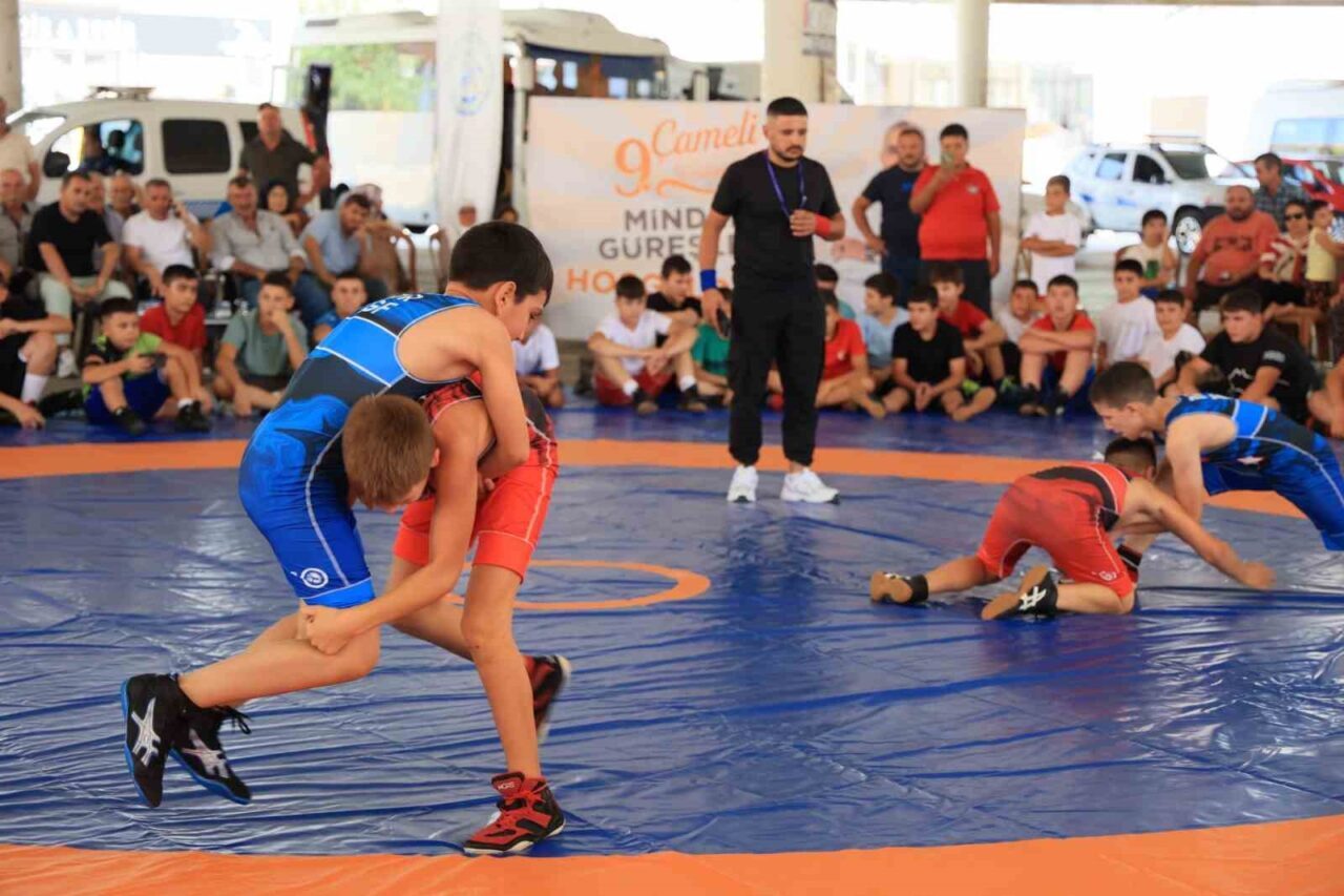Çameli Kapalı Pazaryeri’nde düzenlenen Minikler Minder Güreşleri etkinliği, dostluk ve