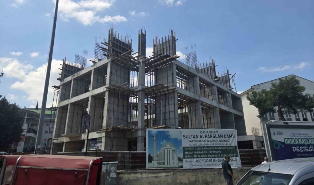 Bursa’nın Orhangazi ilçesinde cami inşaatında çalışan işçi, 10 metre yükseklikten